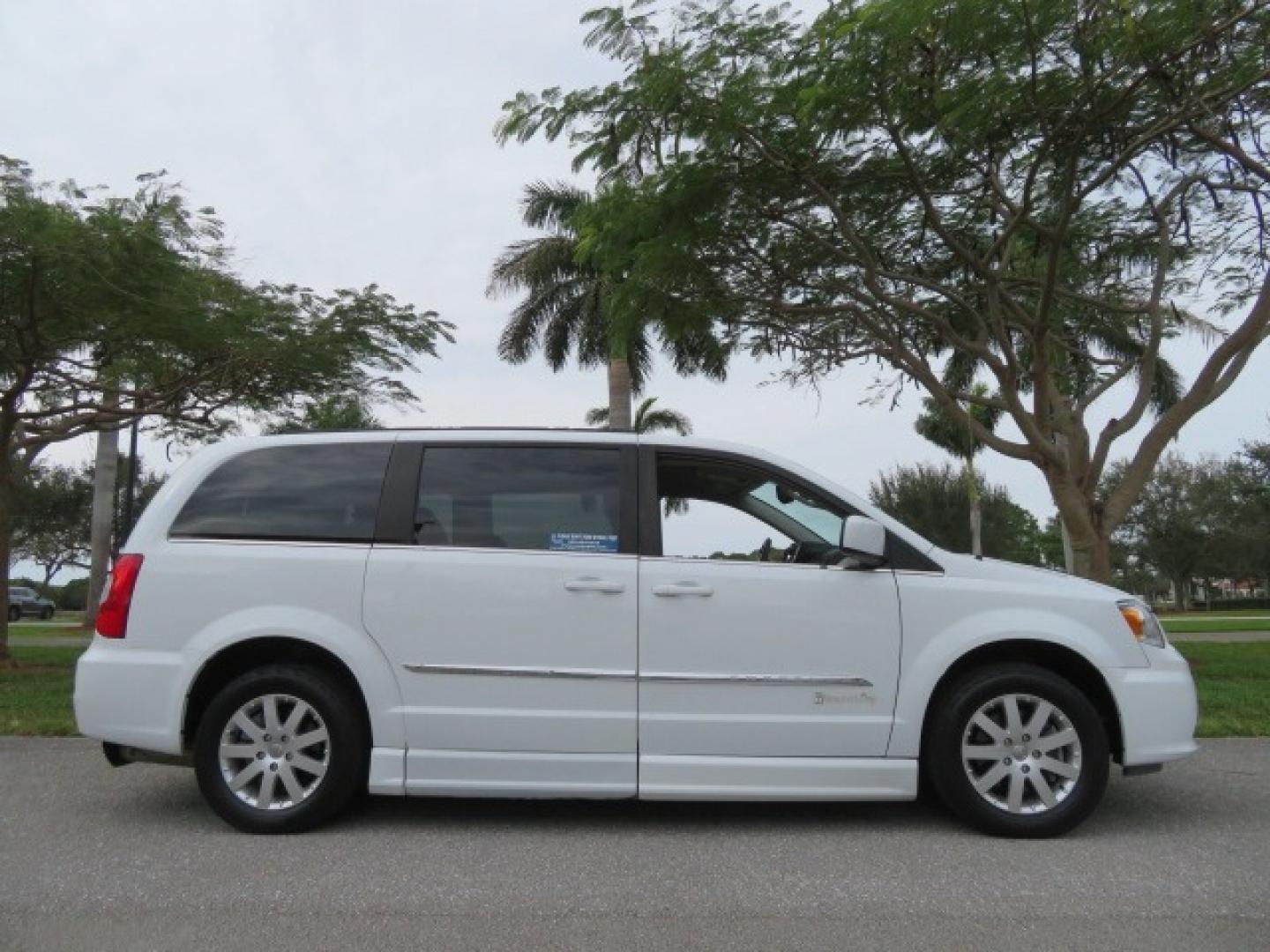 2014 White /Black Chrysler Town & Country (2C4RC1BG4ER) , located at 4301 Oak Circle #19, Boca Raton, FL, 33431, (954) 561-2499, 26.388861, -80.084038 - Photo#5